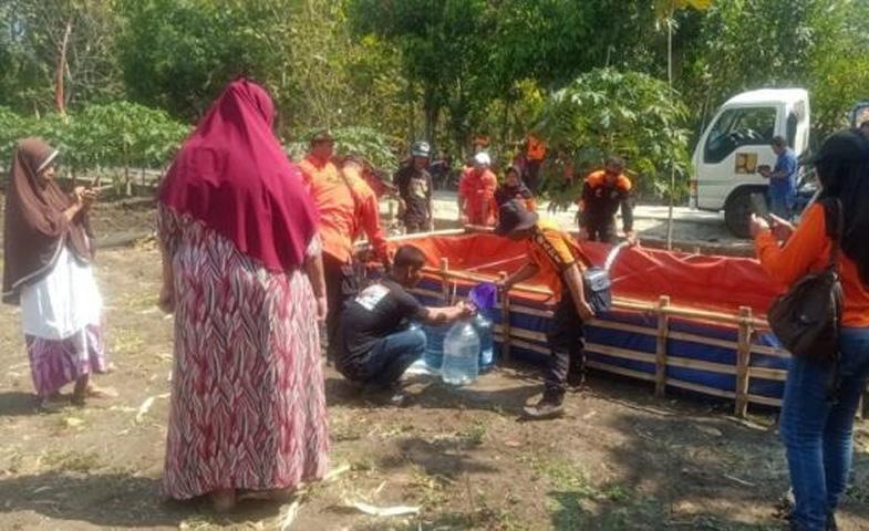 Kekeringan di Sragen Meluas, Warga Jalan Kaki 1,5 Km Cari Air Bersih di Sawah dan Sungai