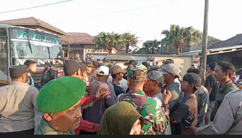 Menegangkan, Puluhan Warga di Kendal Adang Bus Karyawan dan Blokade Jalan Masuk Pabrik
