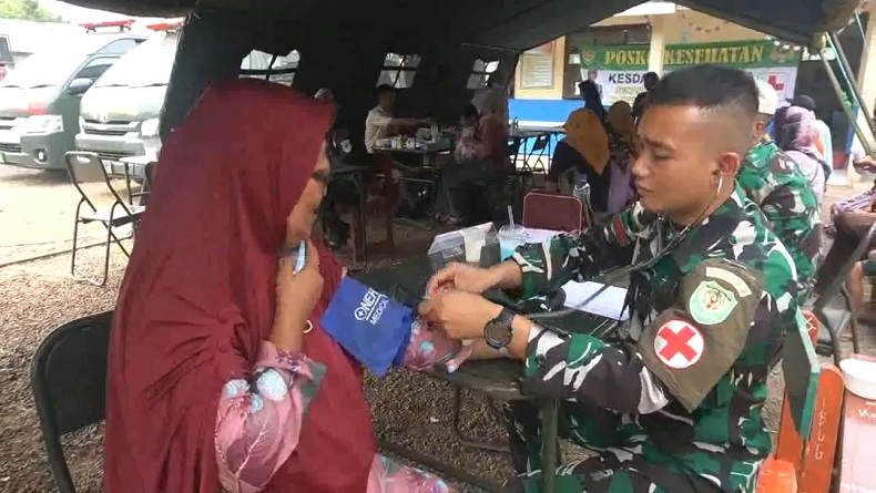 Dampak TPA Sarimukti Terbakar, Ratusan Warga Derita ISPA dan Iritasi Mata, TNI-Polri Turun Tangan