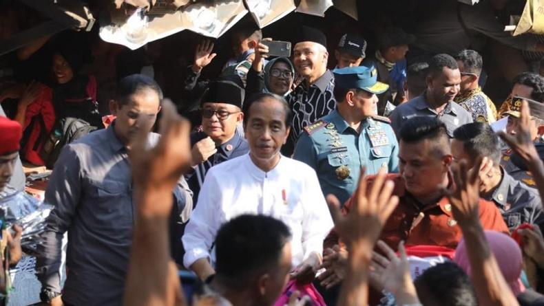 Ganjar Dampingi Jokowi ke Pasar Pekalongan, Diteriaki Warga Presiden 2024