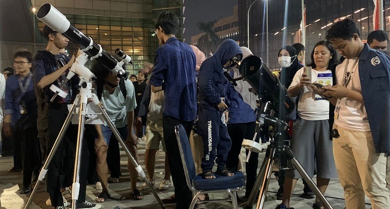 Kawasan Teater Jakarta TIM Dipenuhi Wisatawan yang Ingin Saksikan Super Blue Moon