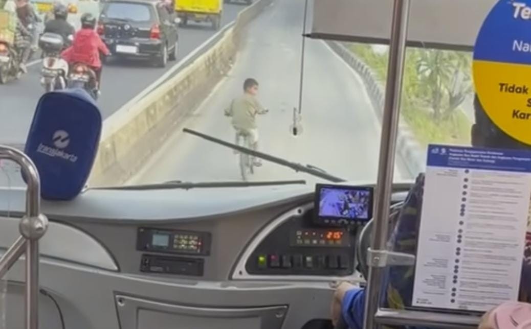 Viral Bocil Panik Kayuh Sepeda Dikejar Bus Transjakarta, Netizen: Klaksonin Dong Biar Seru