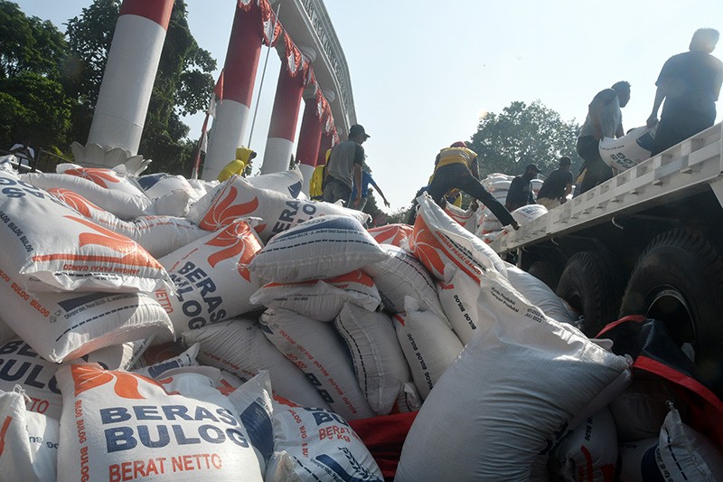 Bulog Klaim Stok Berasnya Banjiri Pasar, Netizen: Kosong di Mana-mana!