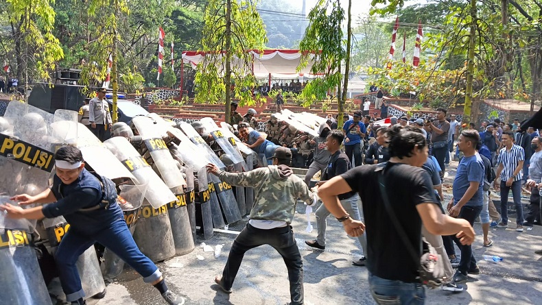 Unjuk Rasa Berujung Ricuh, Massa dan Polisi Bentrok di Depan Gedung DPRD Sukabumi