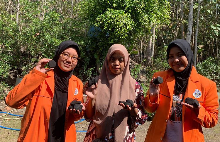 Keren, Mahasiswa KKN UAD di Dlingo Bantul Ciptakan Briket Arang Limbah Serbuk Kayu