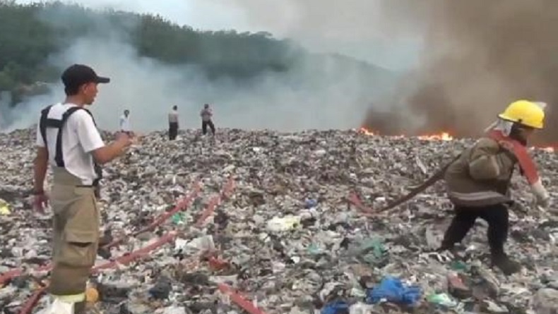 Pemadaman Kebakaran TPA Sarimukti KBB, Asap Tebal Masih 70 Persen