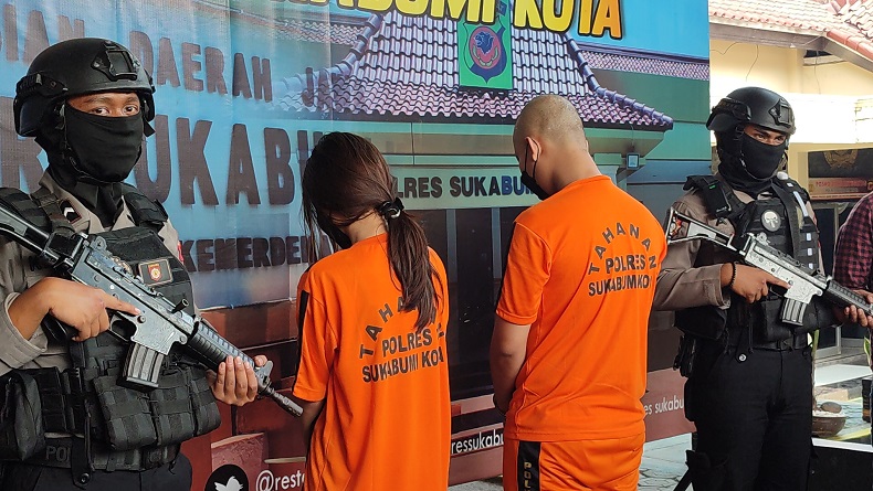 Pakai Topeng dan Baju Seksi Promosikan Judi Online, YouTuber Sukabumi Ditangkap Polisi