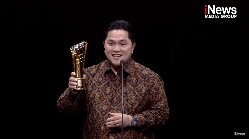 Erick Thohir Terima Penghargaan Khusus untuk Timnas U-22 di Indonesia Awards 2023