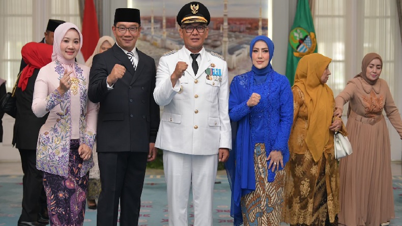 Ridwan Kamil Lantik Iwan Setiawan Jadi Bupati Bogor Definitif di Gedung Pakuan Bandung