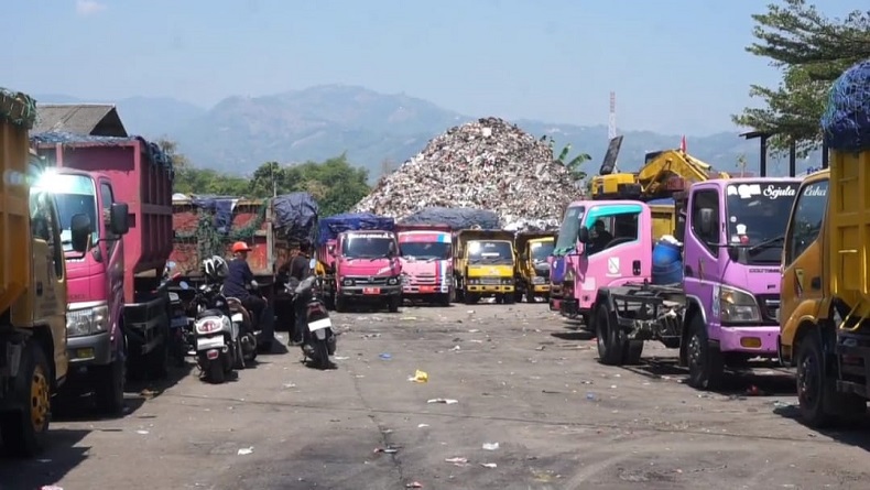 Gunung Sampah 8 Meter di TPS Citaliktik Soreang Bandung Timbulkan Bau Menyengat 