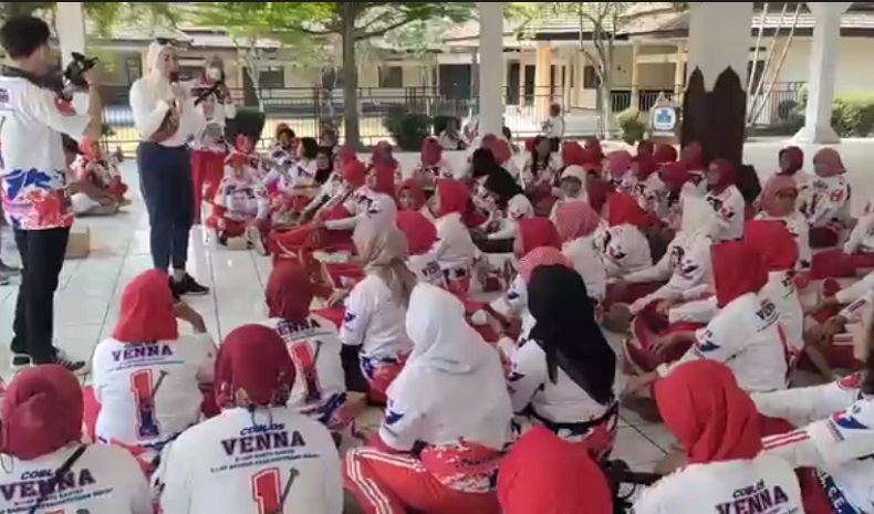 Bacaleg Perindo Venna Melinda Bagikan KTA Berasuransi kepada Ratusan Warga Kediri