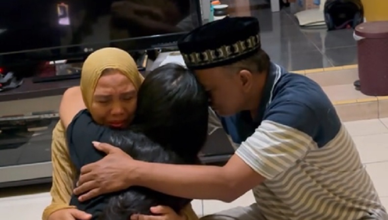 Viral Anak Hadiahi Ortu Umrah di Ultah Pernikahan, Reaksinya Mengharukan
