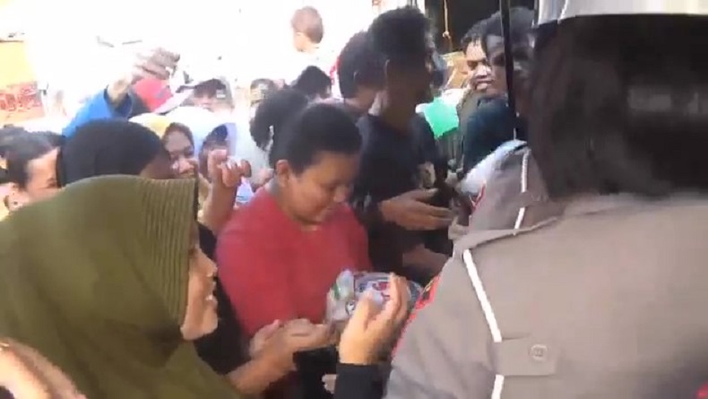 Demi Beras Gratis, Ratusan Emak-emak di Cimahi Rela Antre dan Berdesakan 