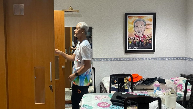 Momen Haru Ganjar Pranowo Beres-beres Baju Dinas di Kantor Gubernur Jateng