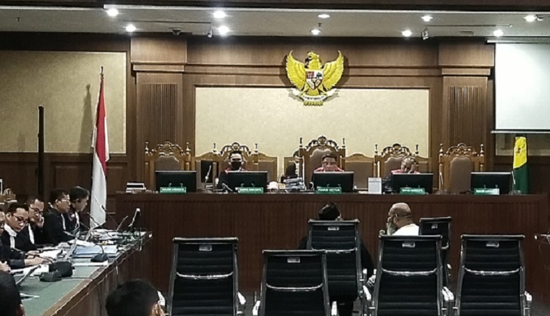 Momen Lukas Enembe Mengamuk Banting Microphone dalam Persidangan