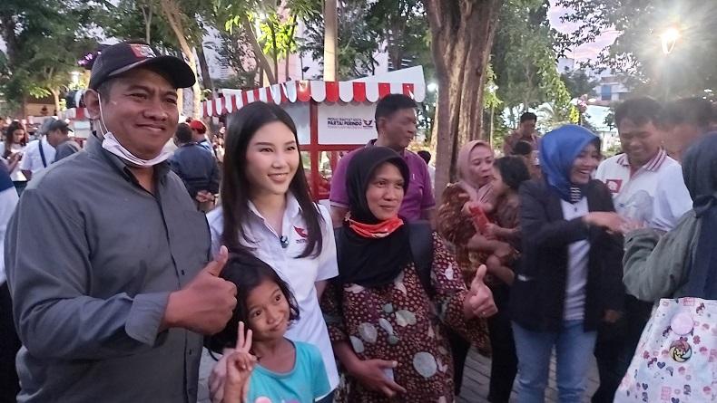 Momen Akrab Angela dan Warga di Acara Makan Gratis Gerobak Perindo