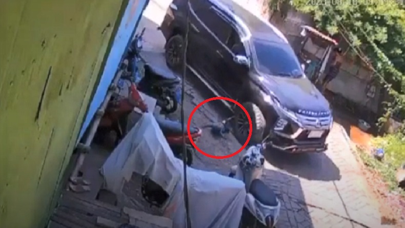 Detik-Detik Bayi 1 Tahun Ditabrak Mobil di Makassar hingga Tergilas Ban 2 Kali