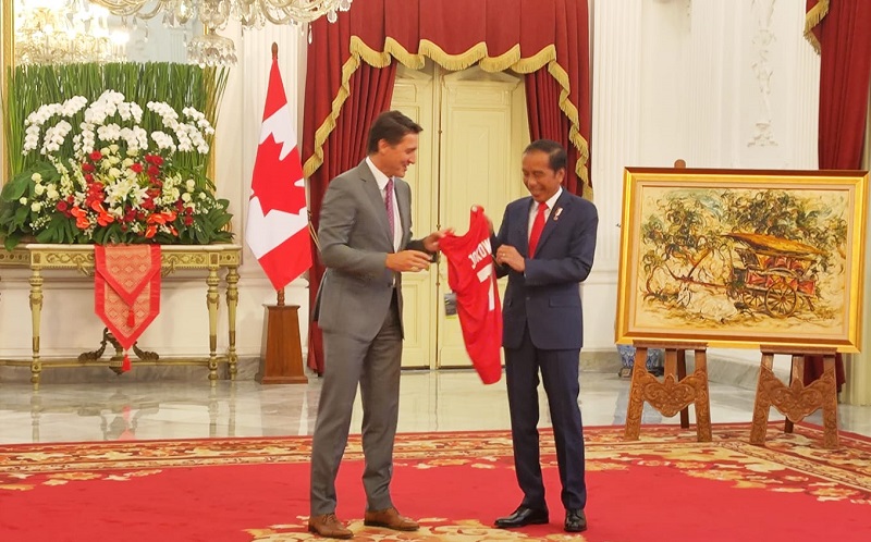 Bertemu PM Justin Trudeau, Presiden Jokowi Diberi Jersei Timnas Basket Kanada Bertuliskan Namanya