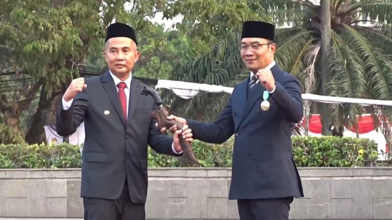 Ridwan Kamil Serahkan Kujang Pusaka ke Bey Machmudin Tandai Pergantian Pemimpin di Jawa Barat
