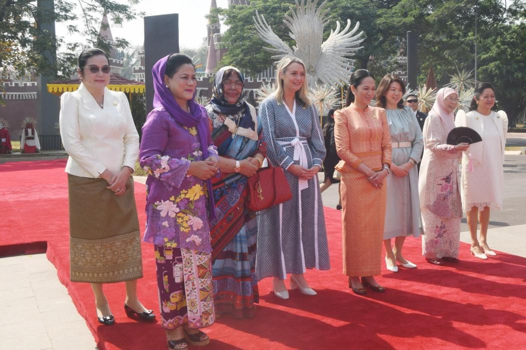 Intip 5 Potret Cantik Iriana Jokowi saat Hadiri Acara Spouse Program di TMII, Anggun Pakai Kebaya Encim