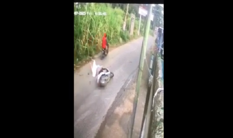 Detik-Detik 2 Gadis Pengendara Motor di Lombok Barat Dibegal hingga Jatuh