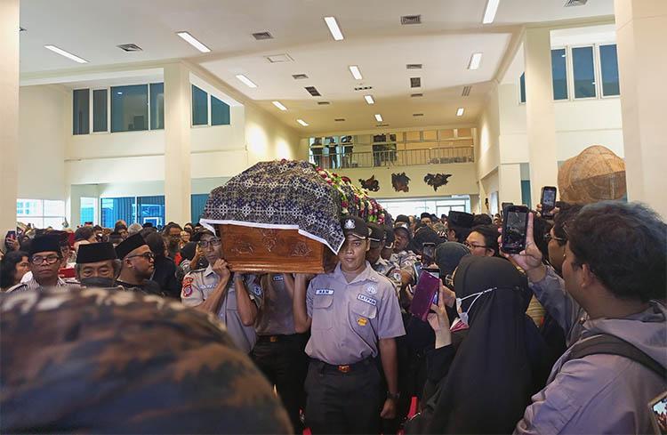 Diiringi Karawitan, Pemakaman Rektor ISI Yogyakarta Timbul Raharjo Dilepas Ratusan Mahasiswa