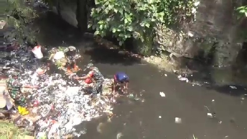 Viral Warga Buang Sampah ke Sungai di Cimahi, Anggota TNI Turun Tangan Aksi Bersih-bersih