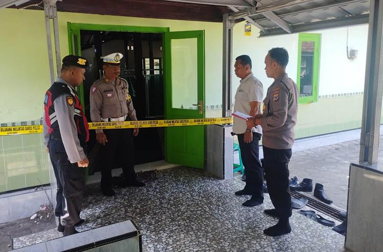 Terekam CCTV, Pria Bersarung Bobol Kotak Infak di Masjid Al Musthofa Kulonprogo