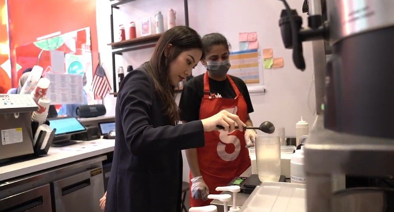 Wamenparekraf Angela Tanoesoedibjo Jadi Barista saat Kunjungi Usaha Kuliner Indonesia di New York 