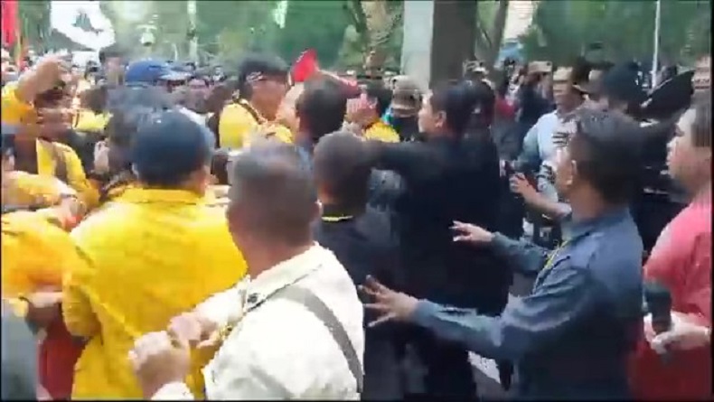 Tuntut Tindaklanjuti Dugaan Mafia Buku, Demo Mahasiswa Universitas Palangka Raya Ricuh