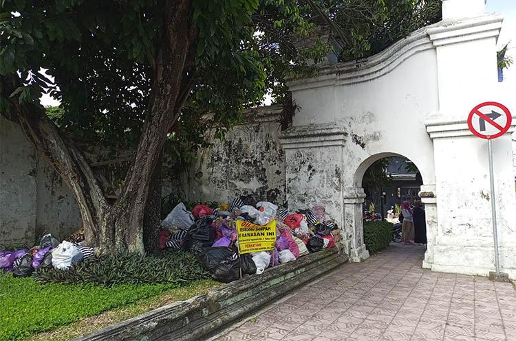 Gunungan Sampah Muncul di Kota Jogja, Diduga Dibuang Malam Hari
