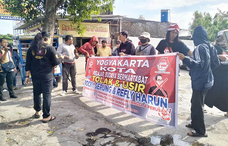 Massa PNIB Tolak Kedatangan Rocky Gerung dan Reffly Harun dalam Diskusi di Sleman
