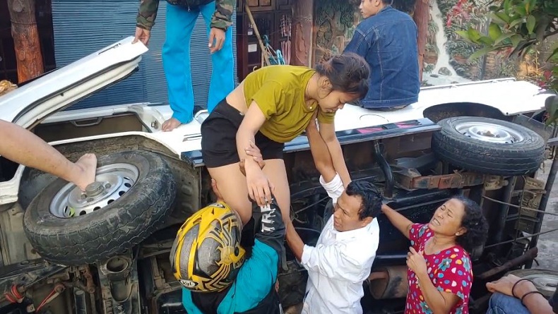 Pikap Terguling usai Tabrakan di Salatiga, 2 Gadis Penumpang Mobil Meringis Kesakitan