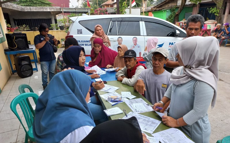 Bacaleg Partai Perindo Bagikan KTA Berasuransi di Gunung Putri Bogor, Warga Antusias