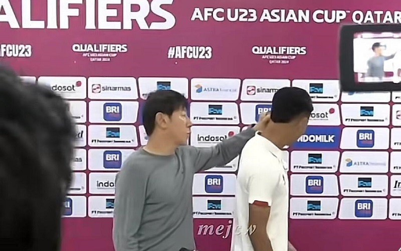 Bikin Ngakak! Momen Marselino Ferdinan Dijewer Shin Tae-yong