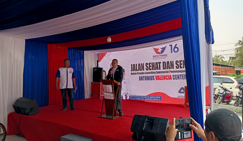 Hadiri Peresmian Sekretariat AVC, HT Bagi-bagi Sepeda ke Warga