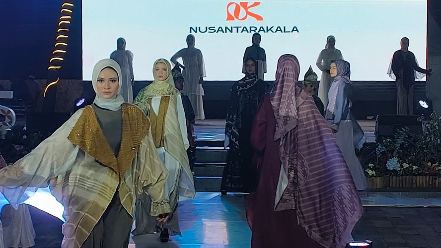 Intip Koleksi Wastra Nusantara Berpadu Warna Modern, Ada Motif Parang hingga Tanimbar