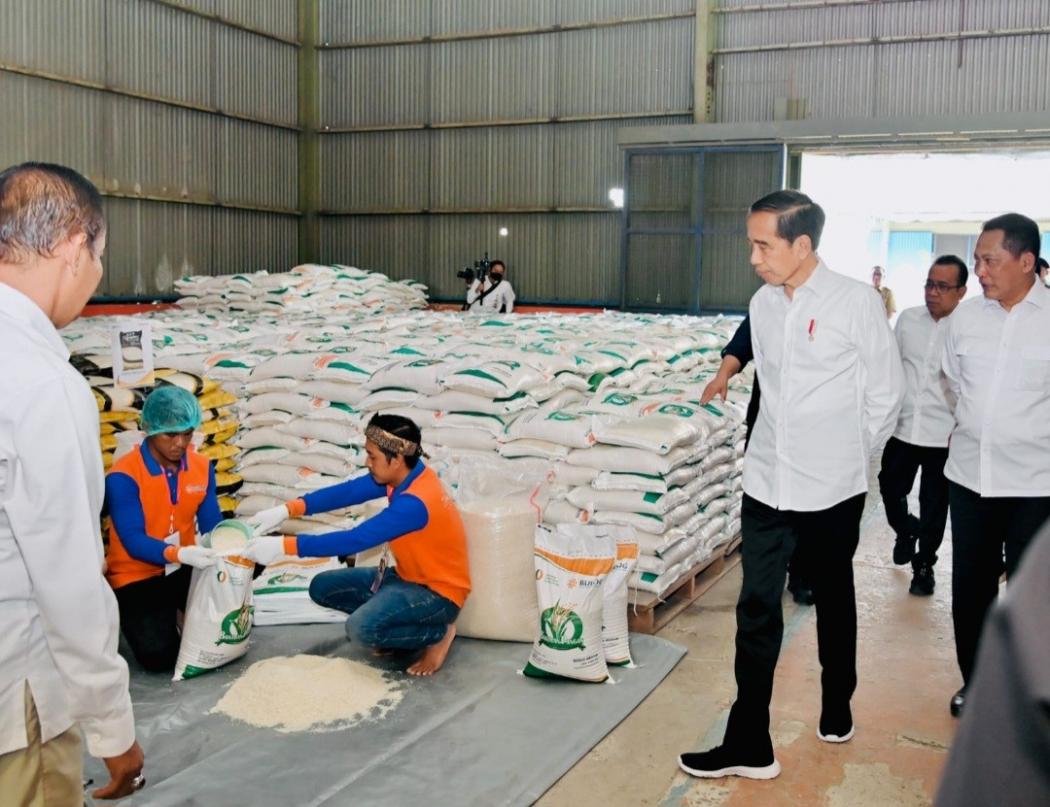  Stok Beras Nasional di Gudang Bulog Capai 1,6 Juta Ton, Jokowi: Tidak Usah Khawatir