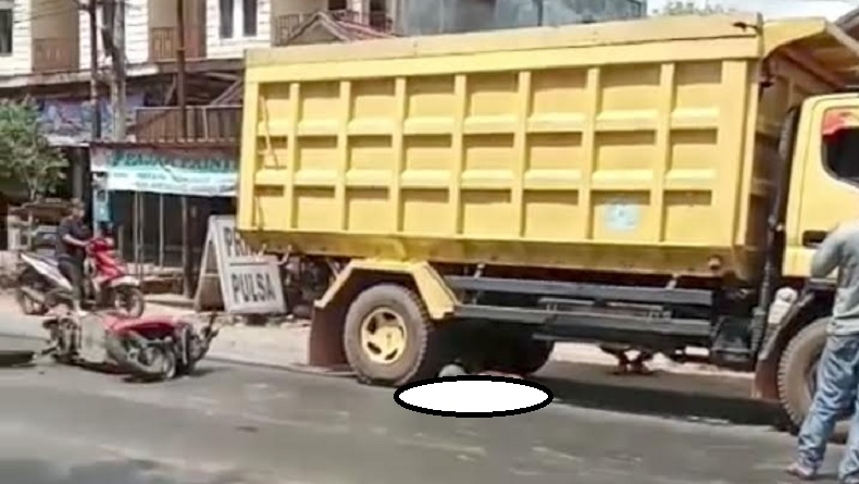 Kecelakaan di Jalan Trans-Kalimantan, Pengendara Motor Tewas Terguling Masuk Kolong Truk