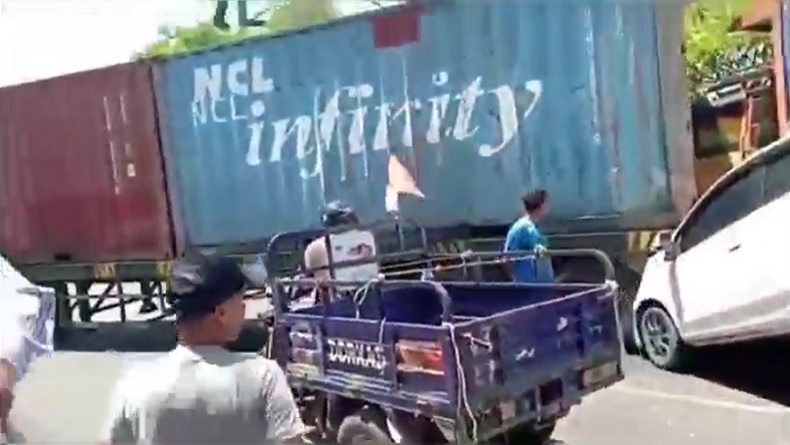Truk Trailer Tak Kuat Nanjak Jembatan Petekan Surabaya, 6 Kendaraan Rusak Tertabrak