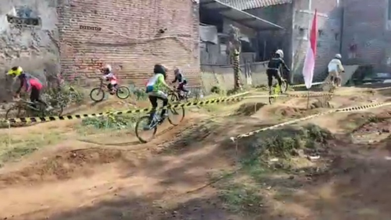 Keren! Kakek di Pasuruan Sulap Lahan Samping Rumah Jadi Sirkuit BMX Demi Sang Cucu
