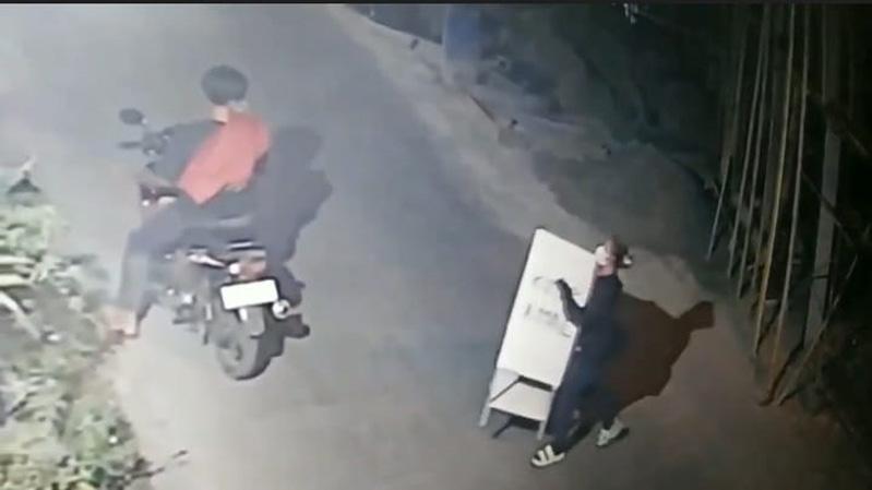 Terekam CCTV, Sepasang Pria dan Wanita Curi Kotak Amal Pembangunan Masjid di Semarang 