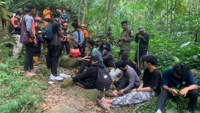 Wisata di Curug Kembar Bogor, Belasan Santri Sempat Tersesat