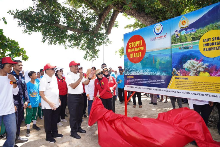 KKP Kumpulkan 6,494 Ton Sampah Plastik Hasil Patroli Pengawasan