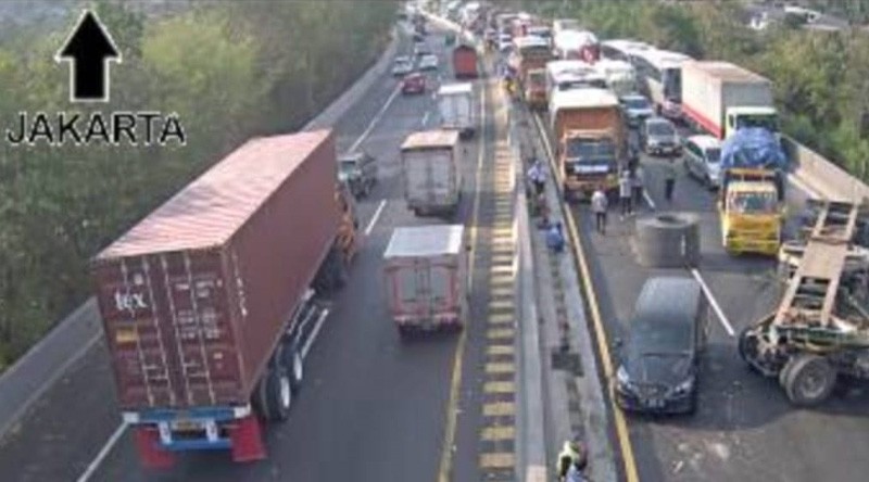 Kronologi Kecelakaan Truk Tronton Tabrak Bus Pariwisata di Tol Semarang