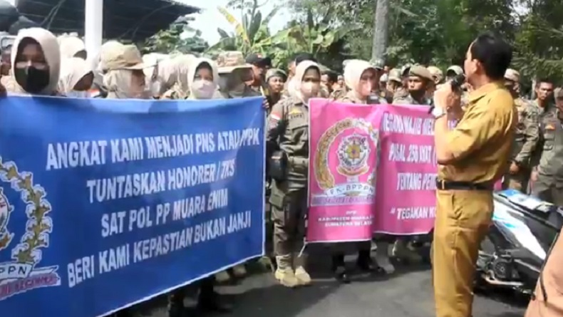 Ratusan Anggota Satpol PP Muara Enim Serbu Kantor BKPSDM, Tuntut Apa?