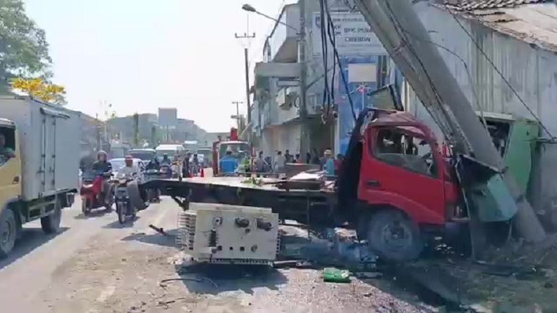 Kecelakaan di Cirebon, Truk Oleng Tabrak Motor dan Gardu Listrik, 2 Luka-luka
