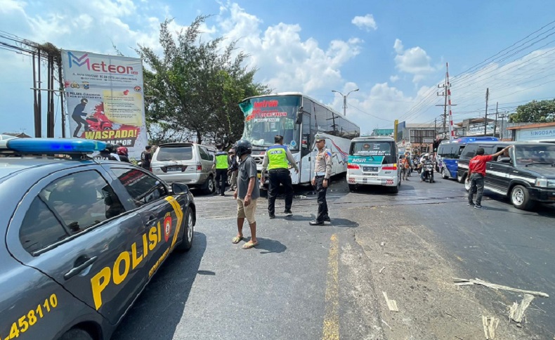 Kecelakaan di Malang, Bus Lawan Arus Tabrak 4 Kendaraan, 1 Tewas 2 Luka 