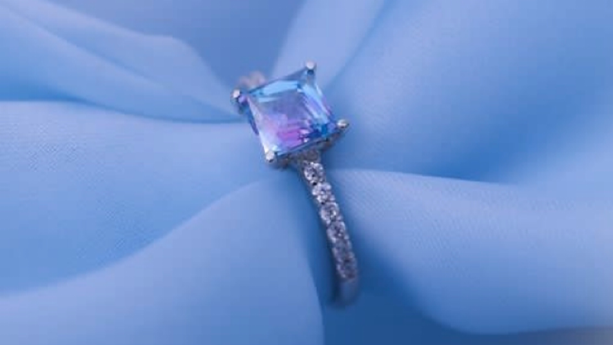 Batu Zircon Rainbow Blue Jadi Tren Perhiasan Bernuansa Modern yang Classic dan Timeless