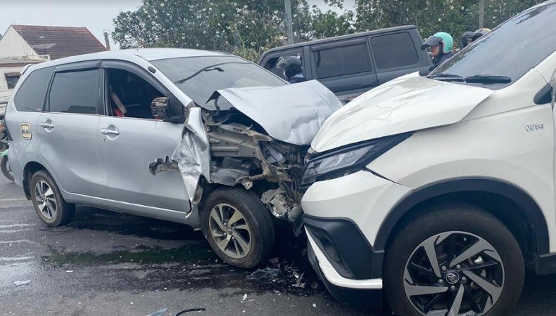Kecelakaan Beruntun di Flyover Bandarlampung, 3 Mobil Ringsek Picu Kemacetan Panjang